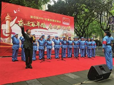 长沙“暴雪一天体验卡”已到期?女生利用树上的积雪体验“局部暴雪”的快乐